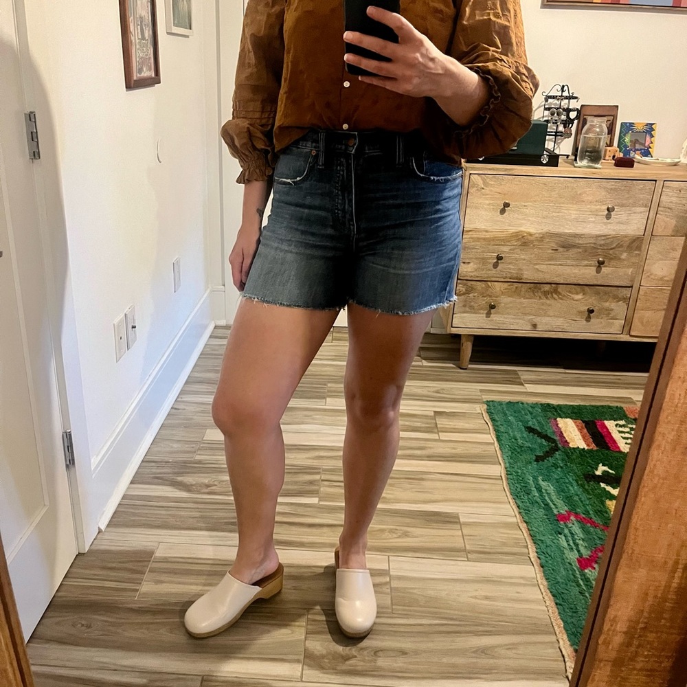 Madewell high rise medium wash denim shorts in size 28. EUC.